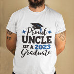 Camiseta Tio Orgulhoso 2022 Tassel azul formando preto<br><div class="desc">Comemore a graduação de sua sobrinha ou sobrinho com esta camiseta moderna, com um "TIO Orgulhoso de um Formando 2022" em preto e azul; personalize facilmente essa camiseta com o ano da graduação editando o campo de modelo. Esta t-shirt faz parte da nossa "Camiseta de Formatação Familiar" com muitos artigos...</div>