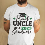 Camiseta Tio orgulhoso Tio 2022 formando verde negro<br><div class="desc">Comemore a graduação de sua sobrinha ou sobrinho com esta camiseta moderna, com um "TIO Orgulhoso de um Formando 2022" em preto e verde; personalize facilmente essa camiseta com o ano da graduação editando o campo de modelo. Esta t-shirt faz parte da nossa "Camiseta de Formatação Familiar" com muitos artigos...</div>