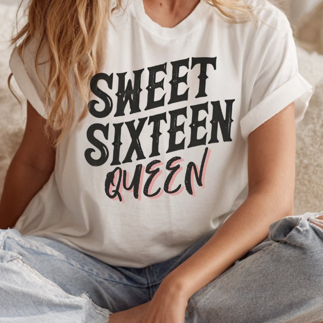 Camiseta Típica de 16 Rainhas Negrito e Negra (Sweet sixteen queen t-shirt in white with bold black and pink lettering, cozy boho setting.)