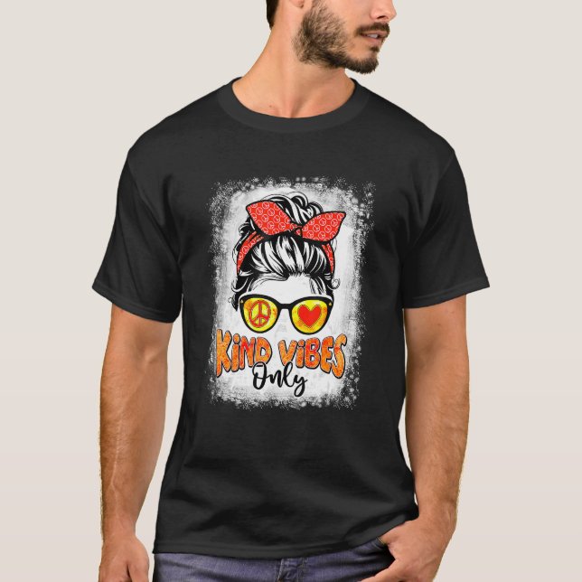 Camiseta Tipo Vibes Apenas Mulheres Arma Mensageiro Dia da  (Frente)