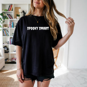 Camiseta Tipografia Branca Spooky Smart
