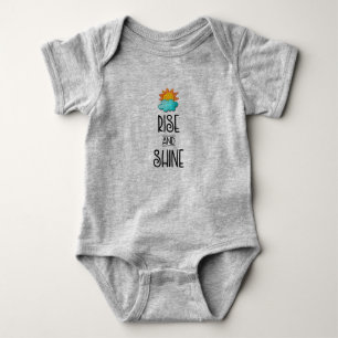 Camiseta Tipografia da elevação e do brilho com Sun e nuv