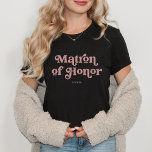 Camiseta Tipografia de Rosa de Boho Dusty Retro | Matéria d<br><div class="desc">Esta moda,  simples camiseta mostra as palavras "Matrimônio da Honra" na rosa tipografia retrógrada,  juntamente com um espaço para o seu nome,  e é o presente perfeito para os membros da sua festa noiva.</div>