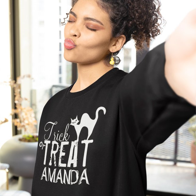 Camiseta Tipografia de Trick ou Tratar Halloween (Trick or treat custom black Halloween Sweatshirt.)
