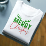 Camiseta Tipografia Feliz De Natal Antlers Vermelho E Verde<br><div class="desc">Design de tipografia retrô,  bonita e festiva,  com gnomo bonitinho,  com um Natal feliz com chifres de Feliz. Vermelho e verde.</div>