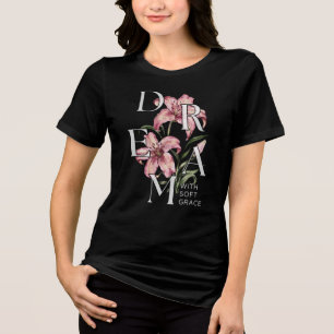 Camiseta Tipografia Floral de Lírio Arte em Aquarela