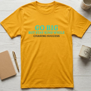Camiseta Tipografia Inspiradora 'Vá Grande, Seja Gentil'