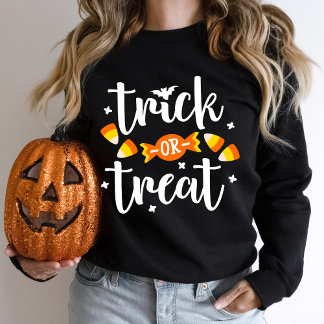 Camiseta Tipografia Manuscrita do Dia das Bruxas: Doce ou T