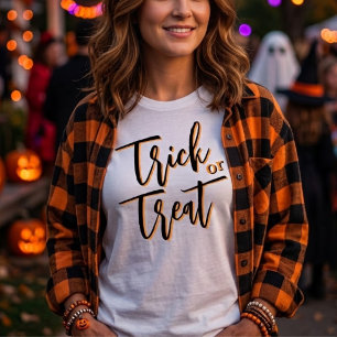 Camiseta Tipografia Minimalista Trick or Treat Halloween 