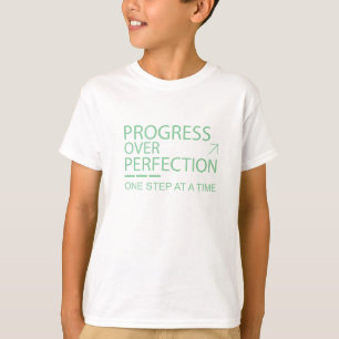 Camiseta Tipografia Motivacional Progresso Sobre Perfeição