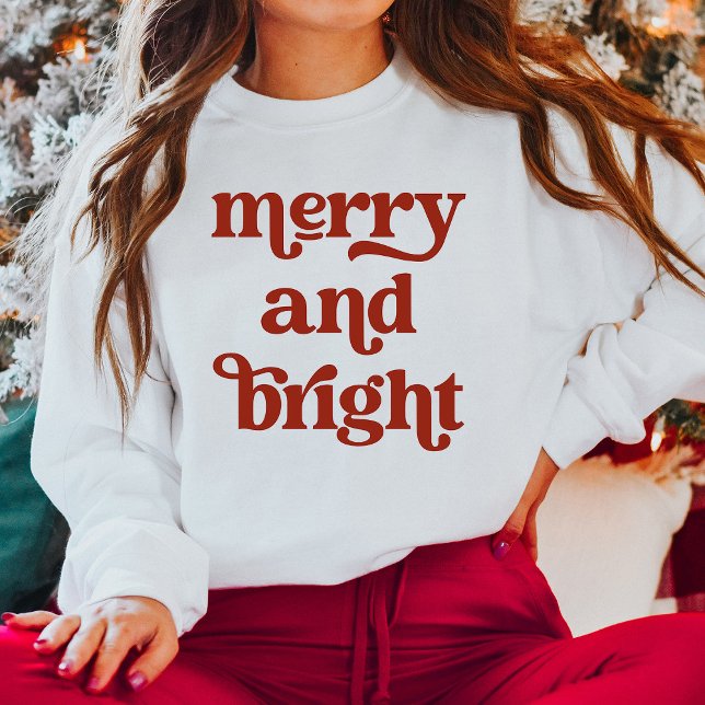 Camiseta Tipografia Red Retro Boho | Feliz e Brilho (A stylish Christmas shirt with retro and boho red typography)