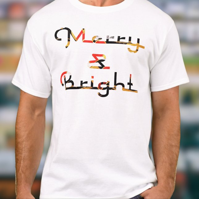 Camiseta Tipografia Retro Cool Merry & Bright Natal (A men's Christmas t-shirt with 'Merry & Bright' words in a colorful retro style)