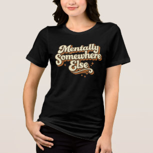 Camiseta Tipografia Retro dos Anos 70 Mentalmente em Outro
