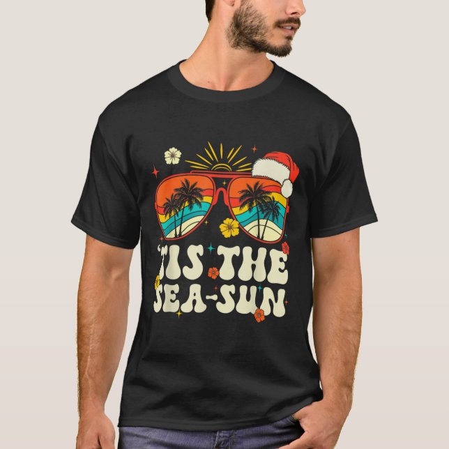 Camiseta Tis The Sea Sun Santa Groovy Christmas In July Sum (Frente)