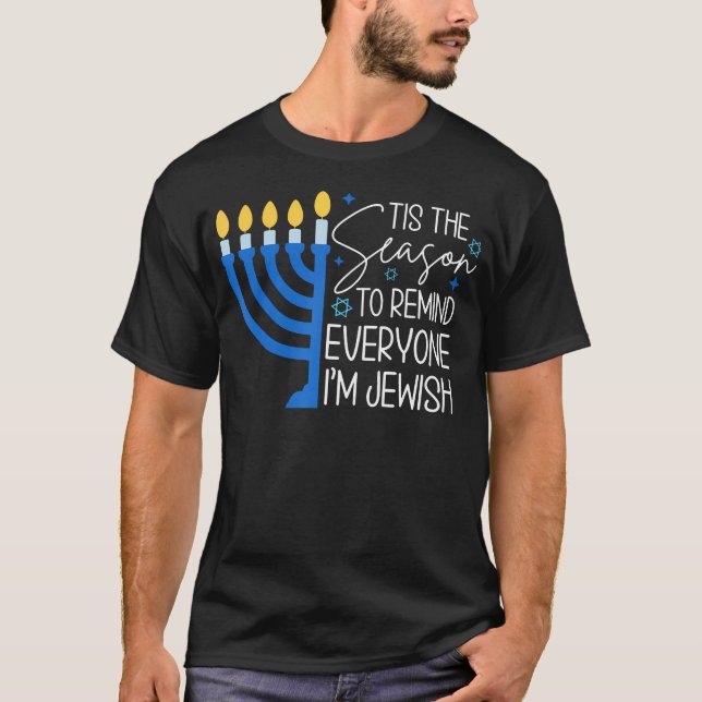 Camiseta Tis The Season To Remind Everyone Im Jewish Hanukk (Frente)