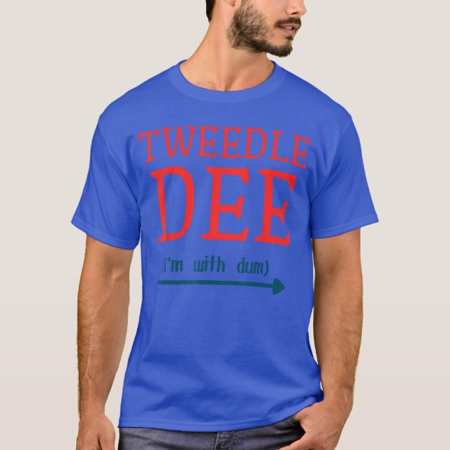 Camiseta Tle Dee Estou com Dum Par de Amigos Divertido Cust (Frente)