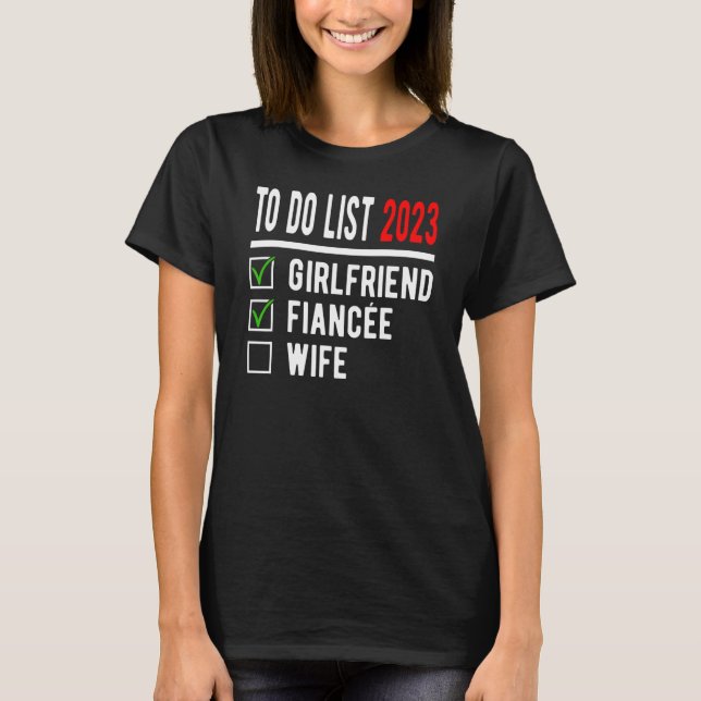 Camiseta To Do List 2023 Girlfriend Fiancée Wife Bachelor C (Frente)