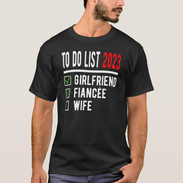 Camiseta To Do List 2023 Girlfriend Fiancée Wife Bachelor C (Frente)