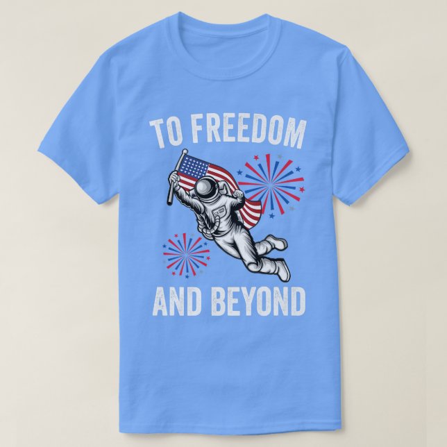 Camiseta To Freedom And Beyond American Flag Astronaut 4th  (Frente do Design)