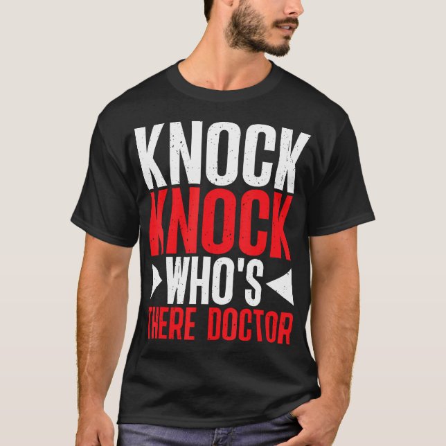 Camiseta Toc Knock Quem Está Lá Médico. (Frente)