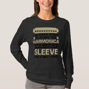 Camiseta Tocando A Harmonica Com Uma Capa Limpa E Um Di
