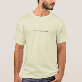 Camiseta Tocando a mesa para estabilidade.