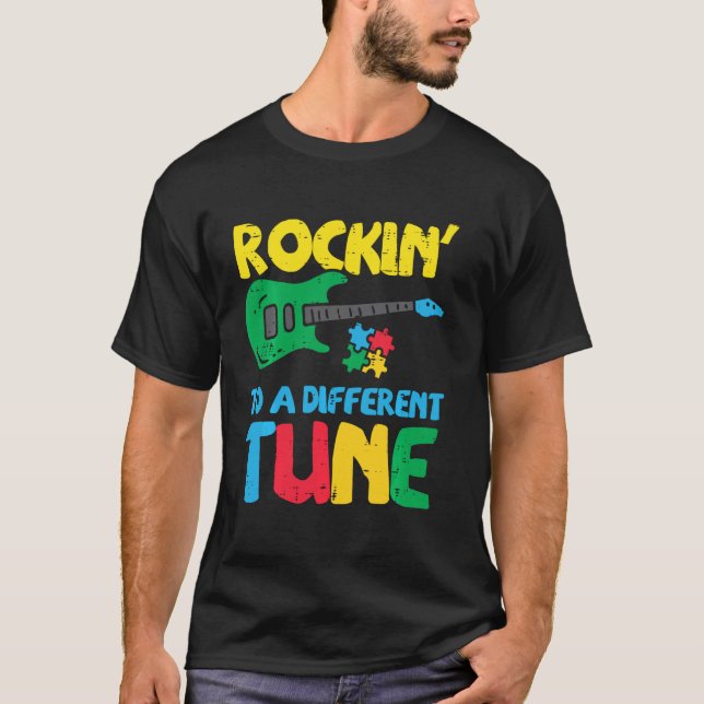Camiseta Tocando Ao Som De Uma Melodia Diferente Guitarra C (Frente)