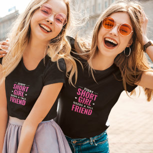 Camiseta Toda Menina Baixa Precisa de uma Amiga Alta