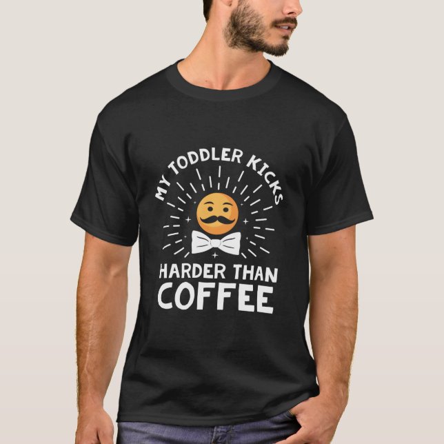 Camiseta Toddler Kicks Harder Than Coffee Dad Joke Daddy Pu (Frente)
