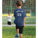 Camiseta Todler Teen Boy Name Jersey Número Esportes<br><div class="desc">Crie sua própria tipografia personalizada, personalizada, legal, unisex, moderna, na moda branca / fonte / script, nome de jogador monograma jersey number classy marinho blue, pré-shrunk 100% ComfortSoft® soft algodão t-shirt. Basta digitar seu nome / nome das crianças / nome do jogador e número da camisa do jogador, para personalizar....</div>