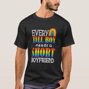 Camiseta Todo garoto alto precisa de namorado baixo Lgbt