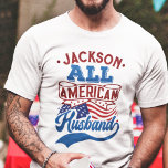 Camiseta Todo marido americano 4ª família patriótica<br><div class="desc">Celebrar o quarto de julho com esta camiseta patriótica, com a redação "Todos os maridos americanos" em fontes de estilo vermelho e azul-claro, sobre as icônicas estrelas americanas e bandeira listrada. Facilmente personalizável com o seu nome, esta camiseta é perfeita para qualquer festa ou reunião familiar em 4 de julho,...</div>