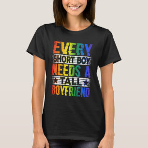 Camiseta Todo Menino Baixo Precisa de Namorado Alto LGBT Ar