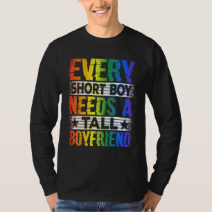 Camiseta Todo Menino Baixo Precisa de Namorado Alto LGBT Ar