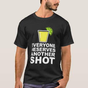 Camiseta Todo Mundo Merece Outra Tequila Bebida Engraçada