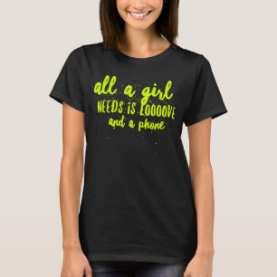 Camiseta Todo o uma menina precisa é amor e um telefone