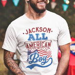 Camiseta Todos os american boy 4th, reunião de família patr<br><div class="desc">Celebrar o quarto de julho com esta camiseta patriótica, com a menção "All American boy" em fontes de estilo vermelho e azul-claro, sobre as icônicas estrelas americanas e bandeira de listras. Facilmente personalizável com o seu nome, esta camiseta é perfeita para qualquer festa ou reunião familiar em 4 de julho,...</div>