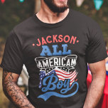 Camiseta Todos os american boy 4th, reunião de família patr<br><div class="desc">Celebrar o quarto de julho com esta camiseta patriótica, com a menção "All American boy" em fontes de estilo vermelho e azul-claro, sobre as icônicas estrelas americanas e bandeira de listras. Facilmente personalizável com o seu nome, esta camiseta é perfeita para qualquer festa ou reunião familiar em 4 de julho,...</div>