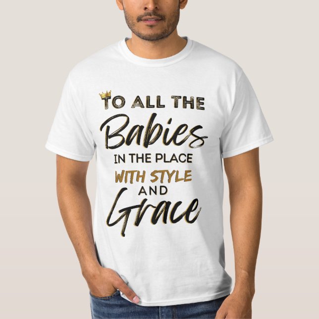Camiseta Todos os Bebês no Local com Estilo e Graça (Frente)