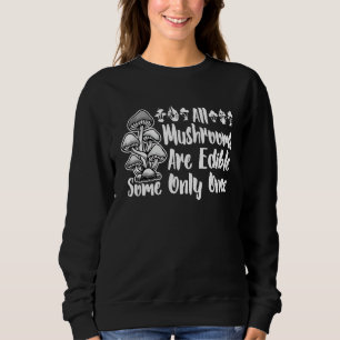 Camiseta Todos Os Cogumelos São Comestíveis Alguns Apenas U