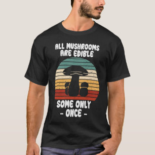 Camiseta Todos Os Cogumelos São Comestíveis Alguns Apenas U