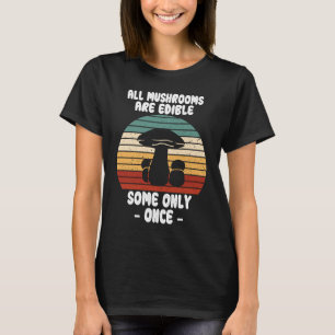 Camiseta Todos Os Cogumelos São Comestíveis Alguns Apenas U