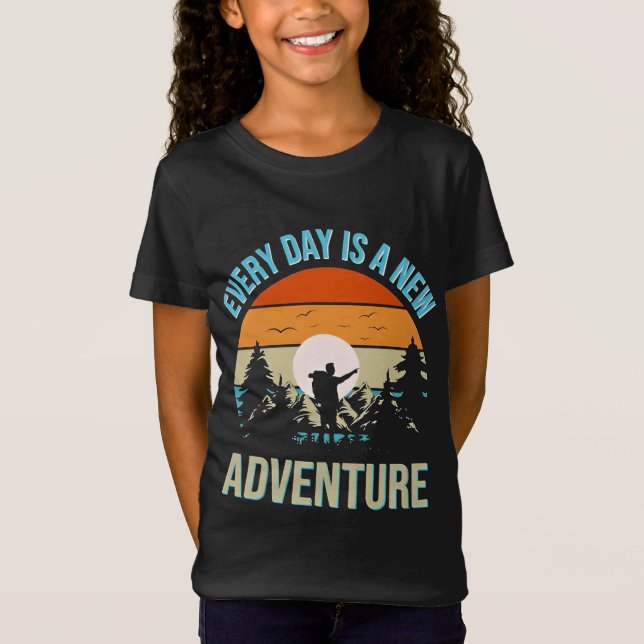 Camiseta Todos Os Dias É Uma Nova Aventura, Retro Sunset (Frente)