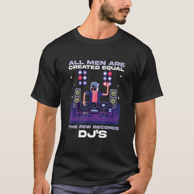 Camiseta Todos Os Homens São Iguais Os Poucos Se Tornam Djs (Frente)