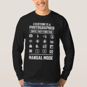 Camiseta Todos São Fotógrafos Até Encontrarem O Homem