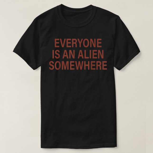 Camiseta Todos São Uma Alienígena Em Algum Lugar Engraçado  (Frente do Design)