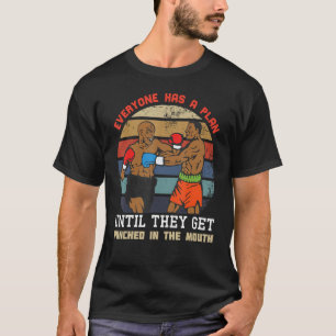 Camiseta Todos Têm Um Plano Até Serem Atingidos.