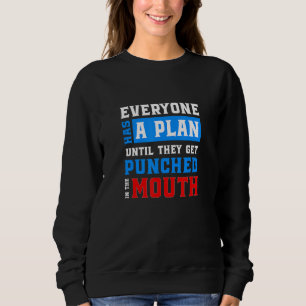 Camiseta Todos Têm Um Plano Até Serem Punidos No