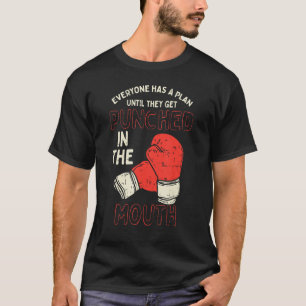 Camiseta Todos Têm Um Plano Até Serem Punidos No