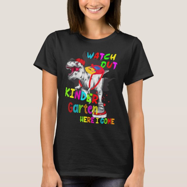Camiseta Tome Cuidado Jardim de Infância Aqui Vou Eu Dinoss (Frente)